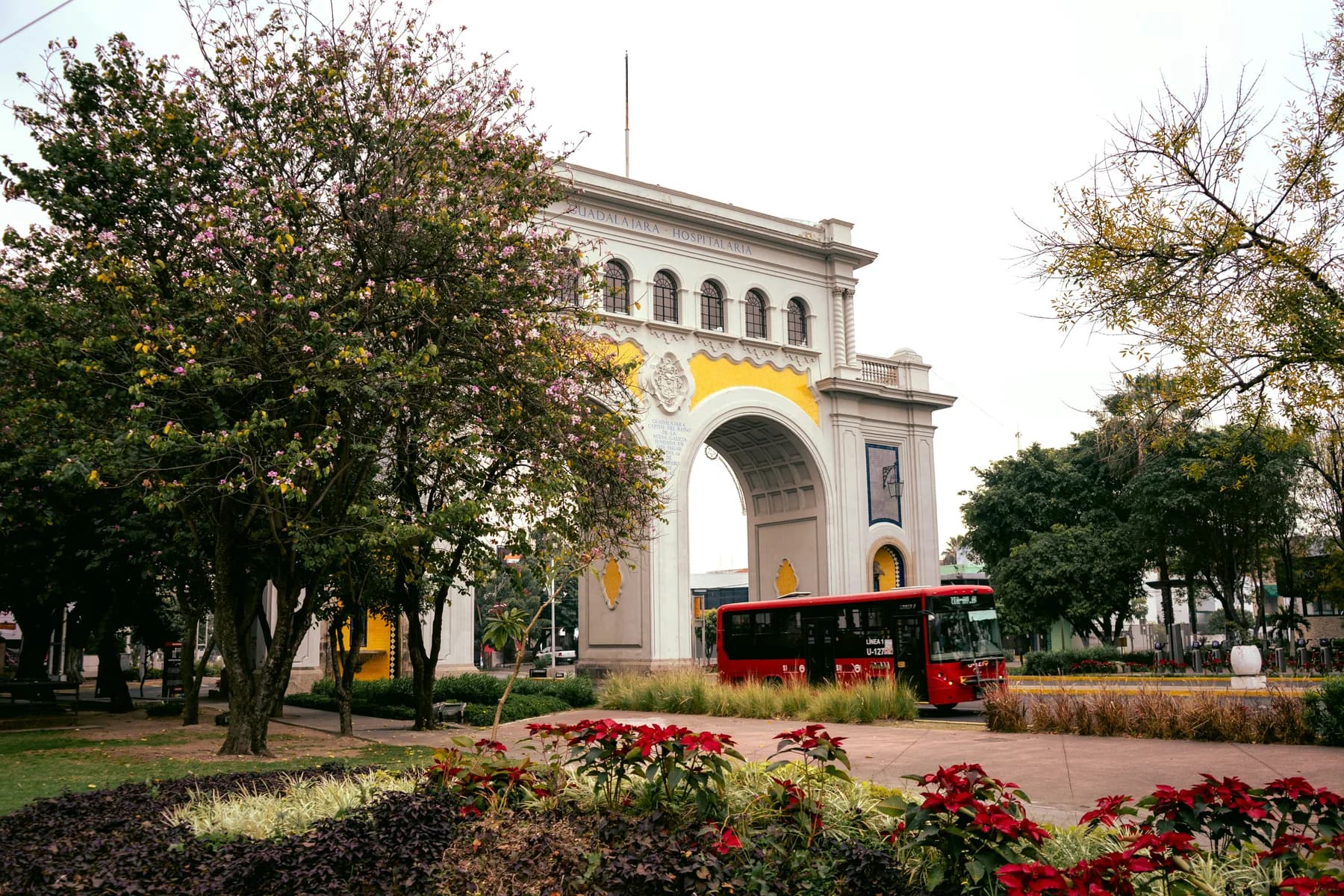 Arcos Vallarta de Guadalajara con jardines en primer plano