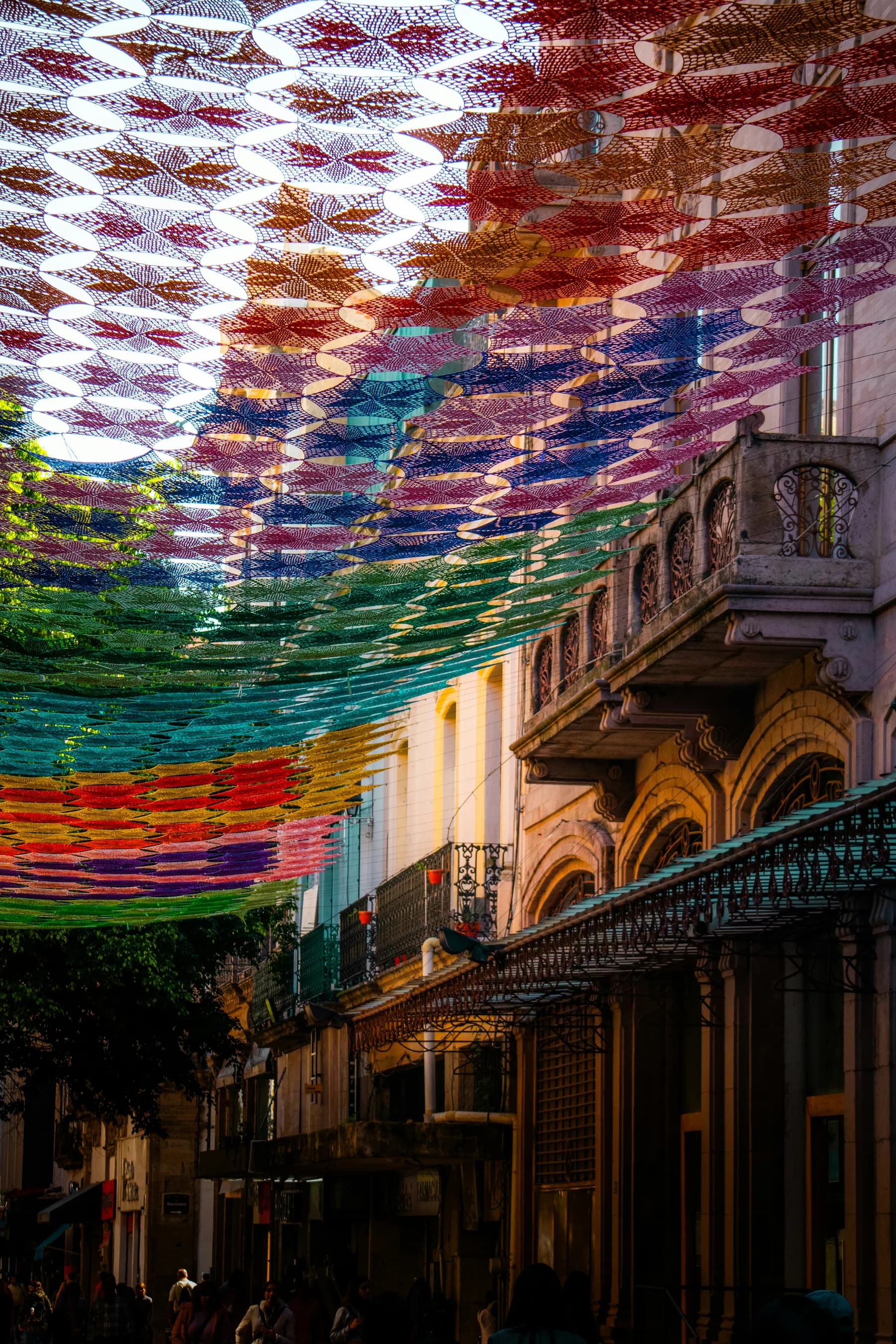 Calle del centro de Guadalajara cubierta por un tejido de colores