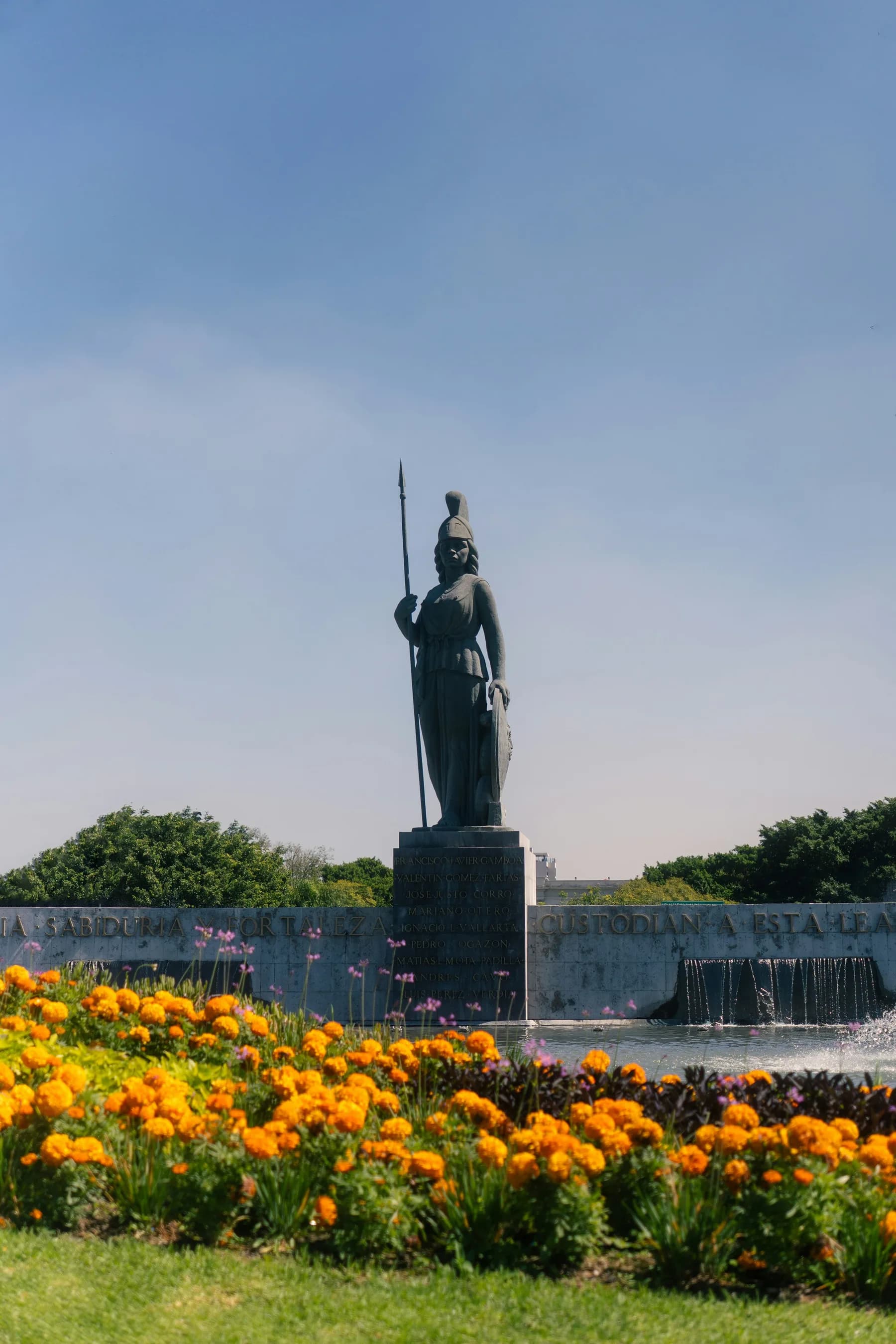 La Minerva de Guadalajara rodeada de flores de cempasúchil