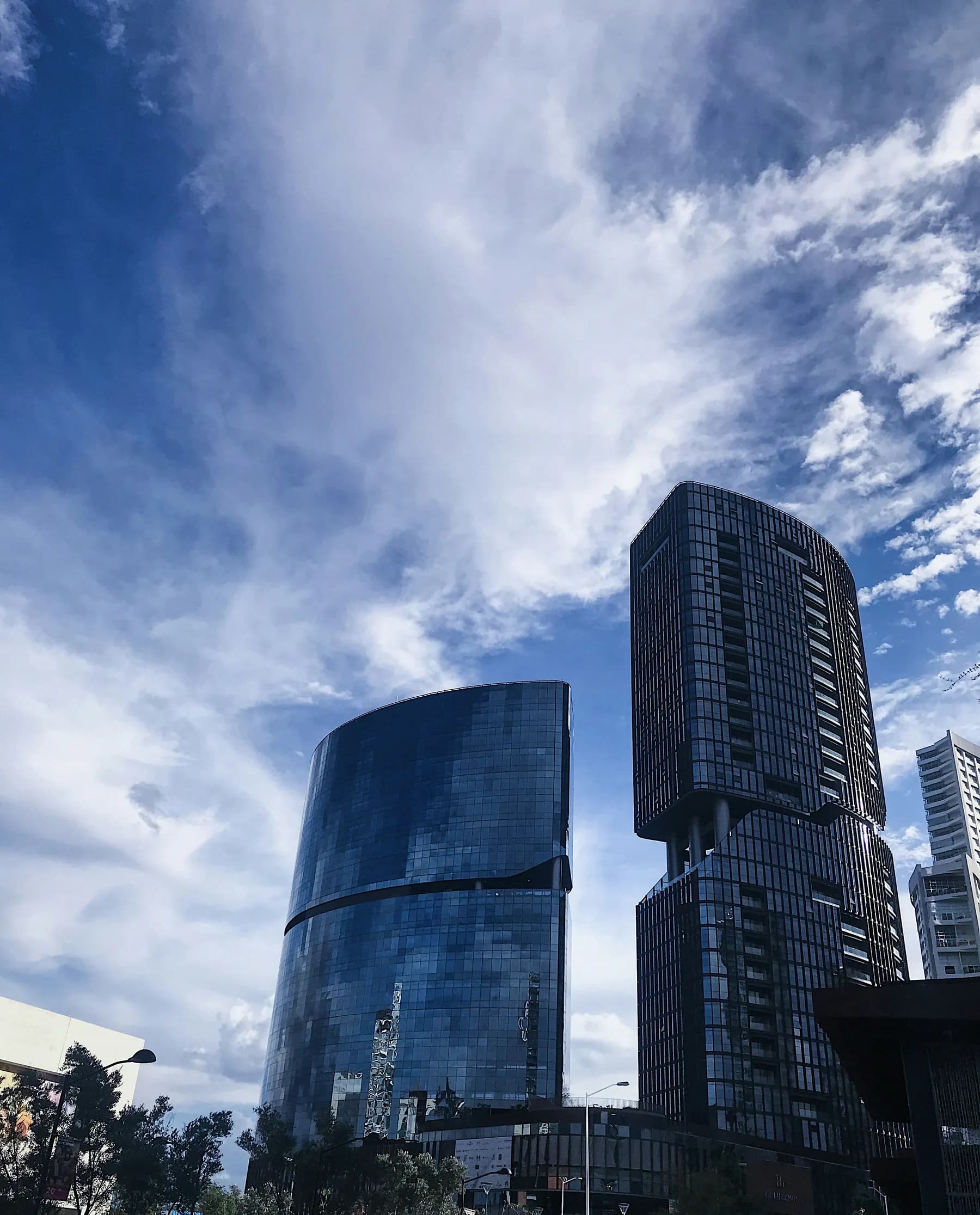 Torres residenciales de Puerto de Hierro en Zapopan vistas desde abajo
