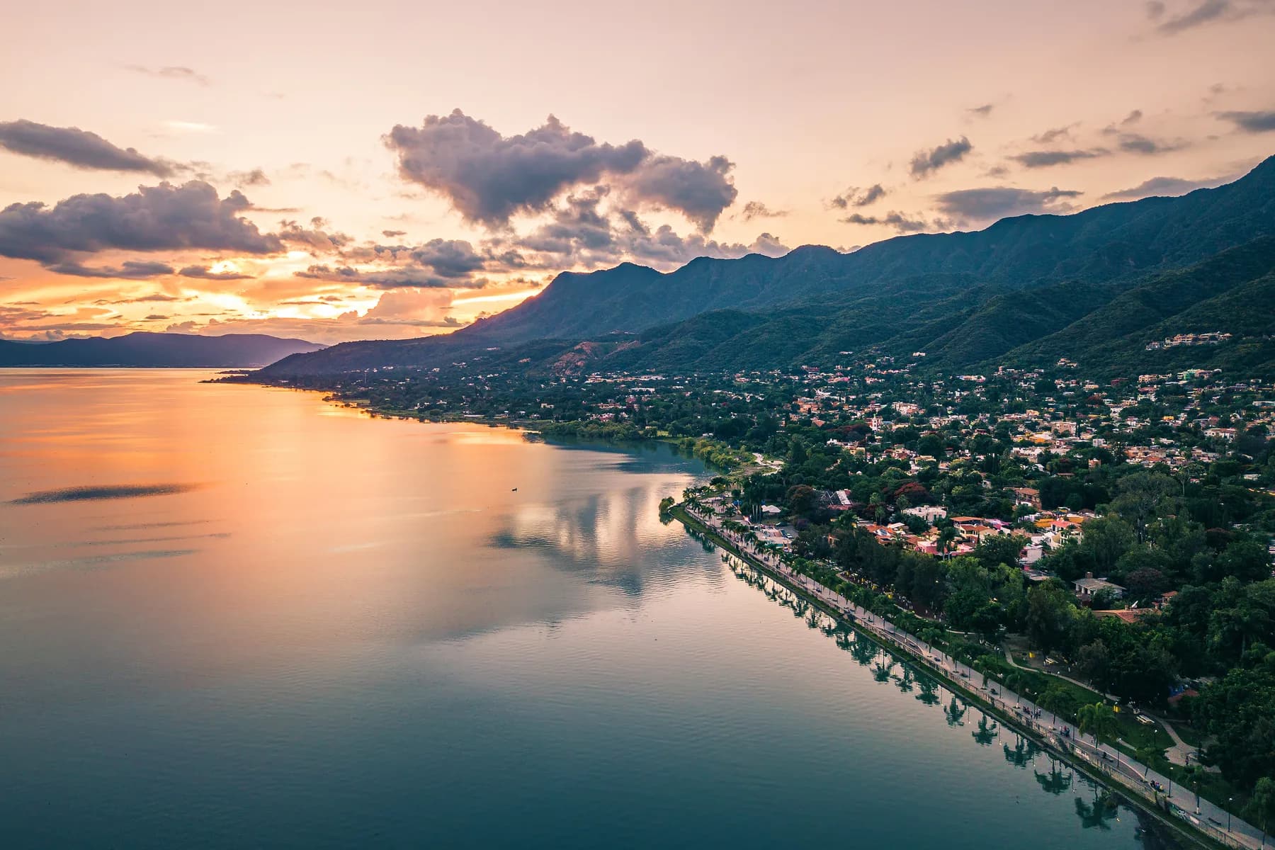 Vista aérea del malecón de Ajijic y el lago de Chapala al atardecer