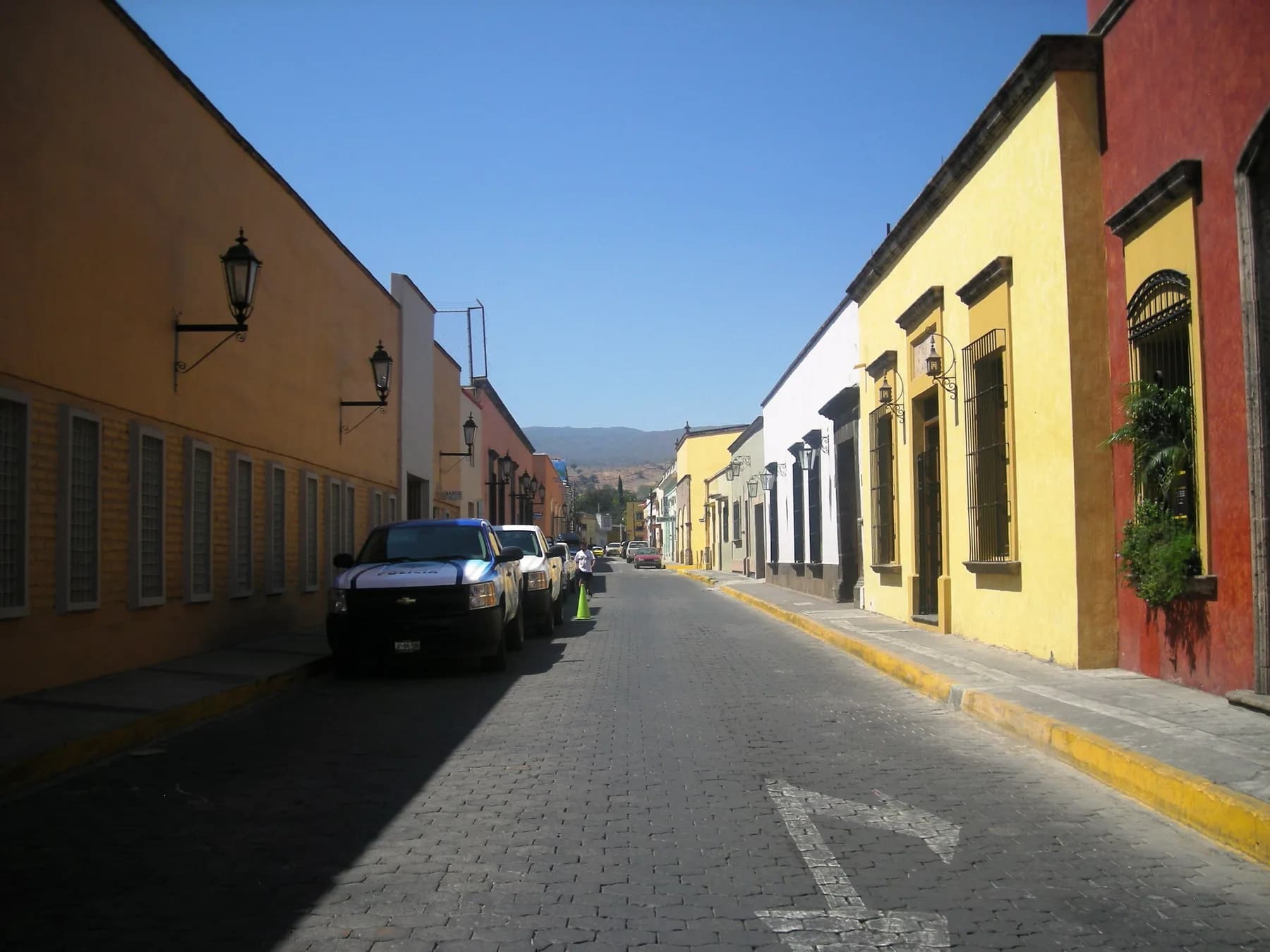 Calle colonial de Tequila, Jalisco, con fachadas encaladas y banquetas amarillas