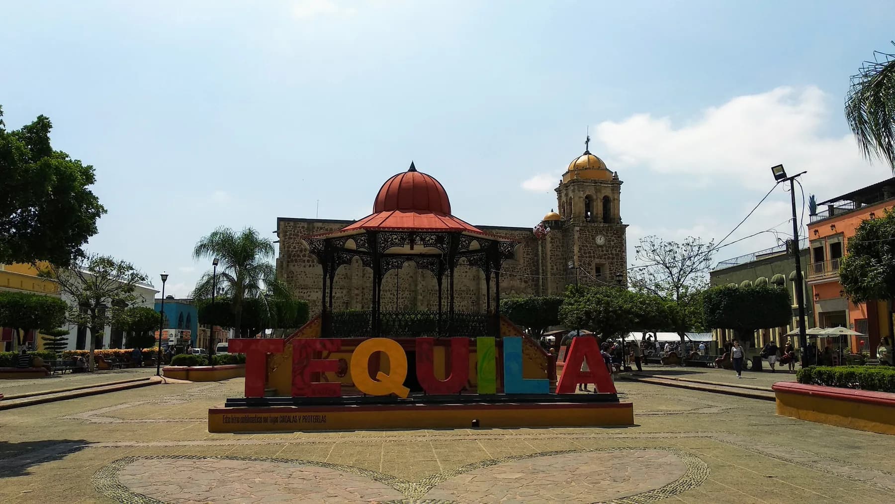 Plaza principal de Tequila, Jalisco, con el quiosco y las letras del pueblo