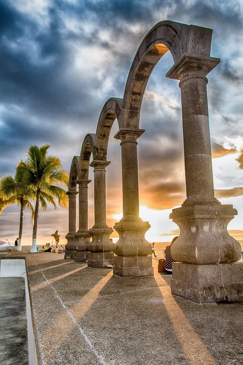 Los Arcos del Malecón de Puerto Vallarta al atardecer