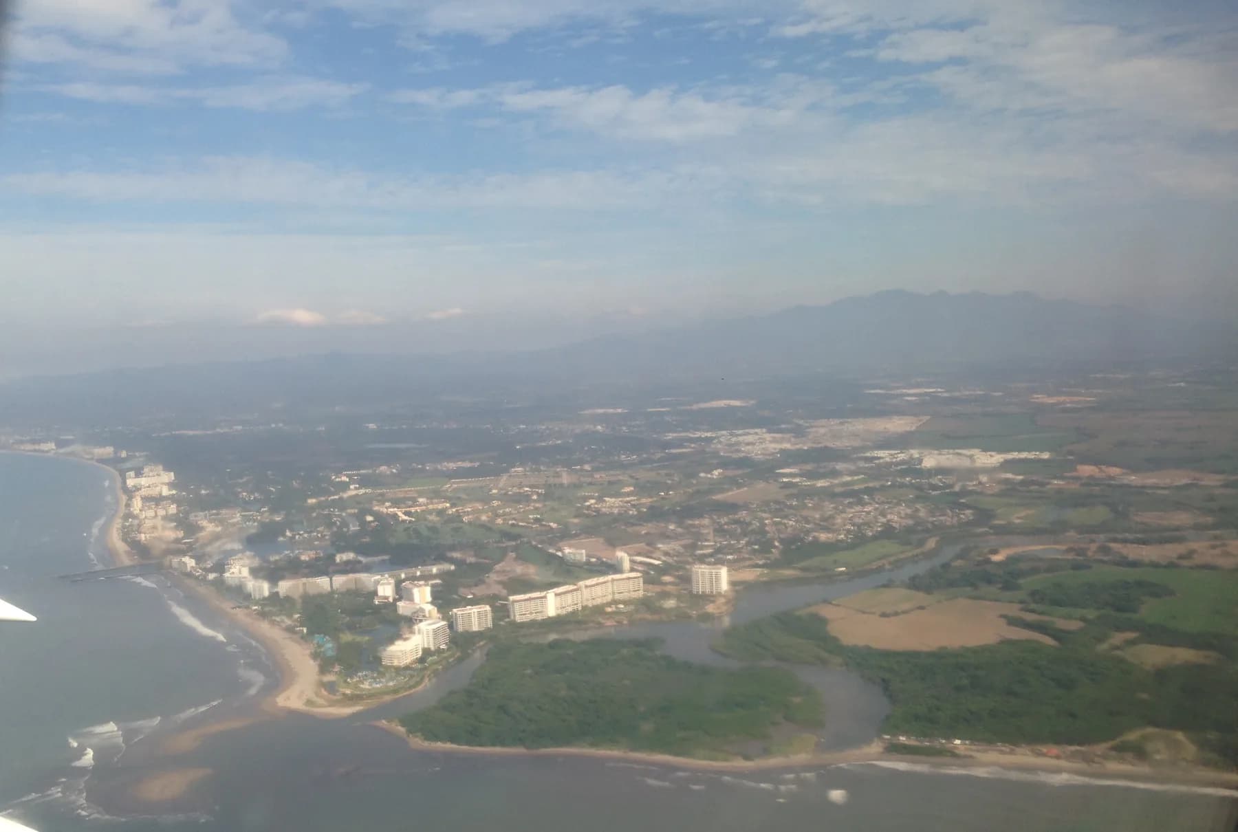 Vista aérea de la costa de Puerto Vallarta y la Bahía de Banderas