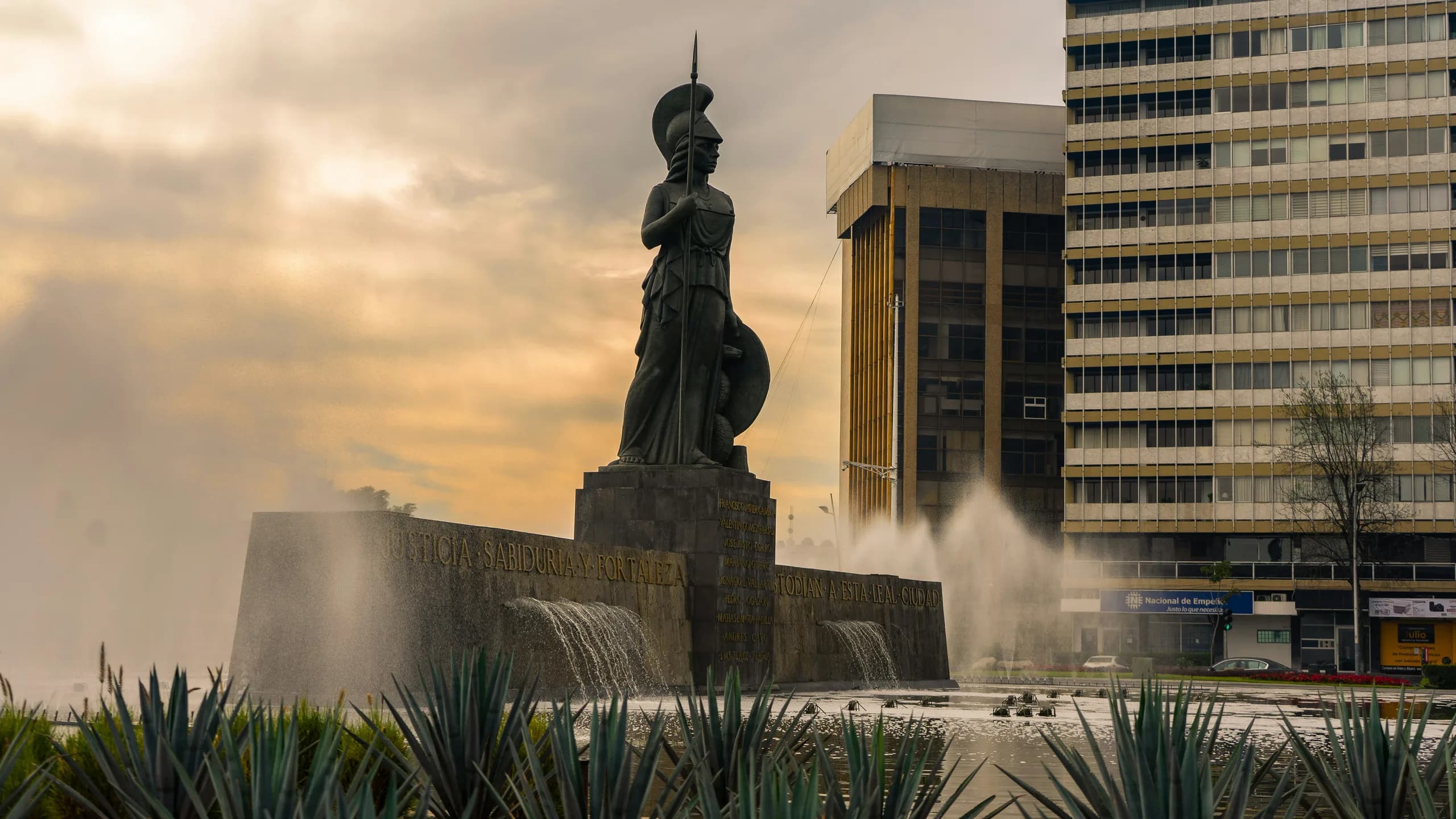 La Minerva de Guadalajara con su fuente al atardecer