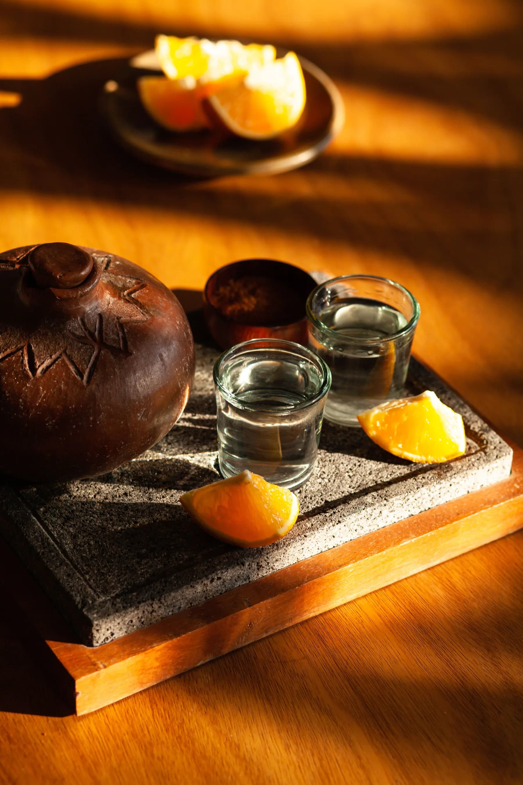 Caballito de tequila servido con naranja y sal de gusano